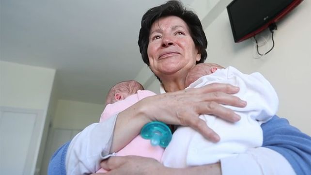 Fue madre de gemelos a los 64 años y desató la polémica por la maternidad tardía