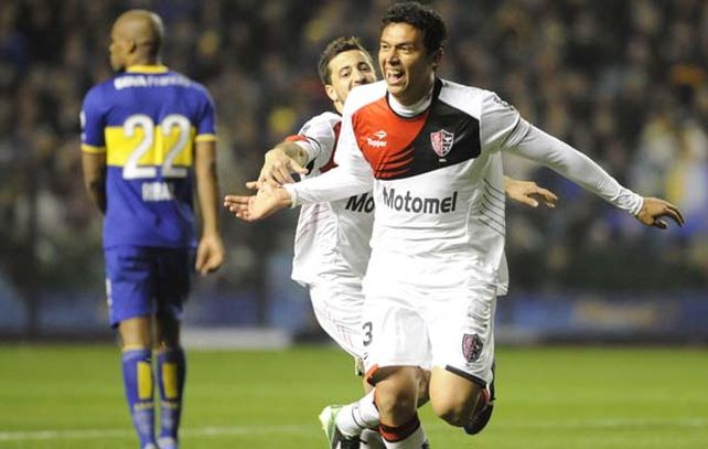 El paraguayo Aquino festeja uno de sus goles frente a Bocam en la Bombonera. (Foto: Sebastián Suárez Meccia.)