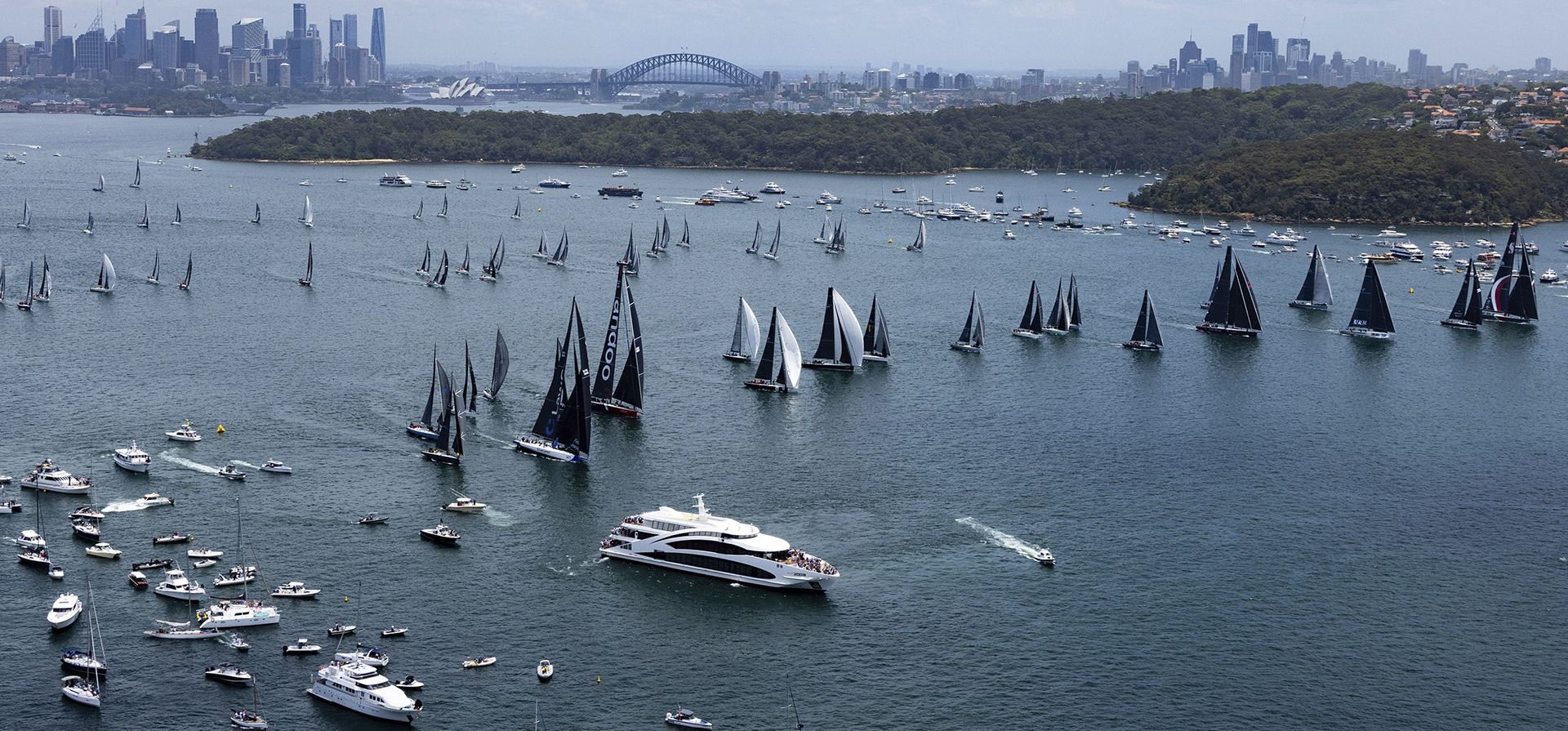 Competidores corren hacia la línea de salida para comenzar la regata de yates Sydney Hobart en Sydney, el martes 26 de diciembre de 2023. La regata de 630 millas náuticas cuenta con más de 100 yates que parten en la regata hacia el estado insular de Tasmania. (Andrea Francolini/Rolex/CYCA vía AP) Competidores corren hacia la línea de salida para comenzar la regata de yates Sydney Hobart en Sydney, el martes 26 de diciembre de 2023. La regata de 630 millas náuticas cuenta con más de 100 yates que parten en la regata hacia el estado insular de Tasmania. (Andrea Francolini/Rolex/CYCA vía AP)