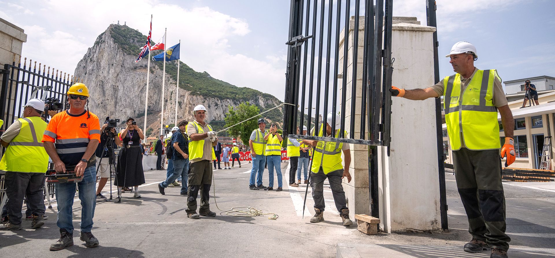 Trabajadores retiran la valla que separa el territorio británico de ultramar en disputa de España en el primer día de libre circulación sin pasaporte en virtud de un nuevo tratado entre la UE y el Reino Unido, el miércoles 15 de julio de 2026. (Foto AP/Marcos Moreno) Trabajadores retiran la valla que separa el territorio británico de ultramar en disputa de España en el primer día de libre circulación sin pasaporte en virtud de un nuevo tratado entre la UE y el Reino Unido, el miércoles 15 de julio de 2026. (Foto AP/Marcos Moreno)