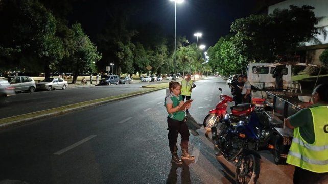 Un motociclista embistió a dos inspectores municipales