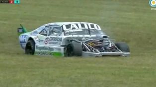 Así quedó el auto de Ghirardi tras embestir al auxiliar de pista en Concepción del Uruguay.
