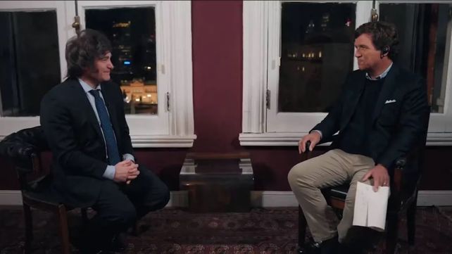 Milei durrante la entrevista con el periodista conservador Tucker Carlson