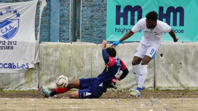 Francisco Duré va con todo abajo y le saca el balón a Wilfrán Quito. Argentino y Central Córdoba
