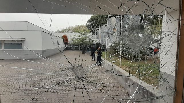 Los impactos de las piedras sobre la puerta del Distrito Sur de la Municipalidad