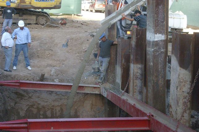 Avanza a buen ritmo el trabajo de Assa en el socavón de Bulevar y Urquiza