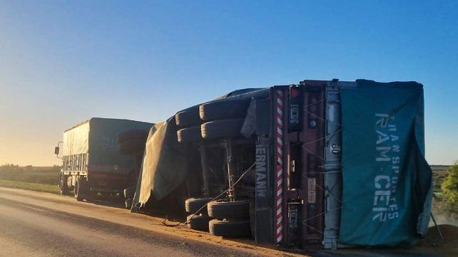 Un camión volcó su semirremolque en la Ruta Nacional 174 este miércoles por la mañana en jurisdicción del departamento Victoria.