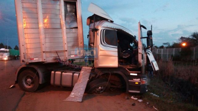 Choque frontal entre un camión y una camioneta en el acceso a Colonia Roca