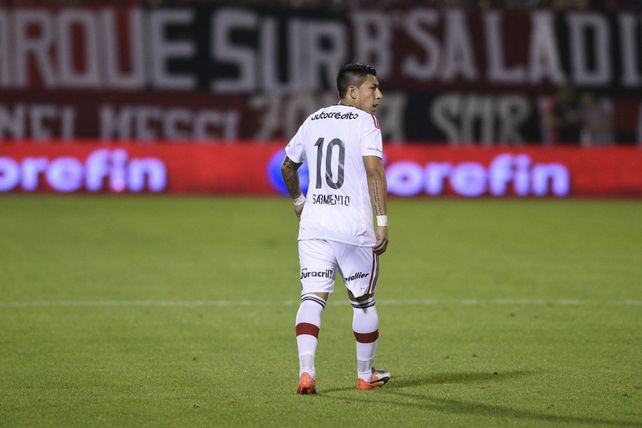 El volante rojinegro subasta la primera camiseta que usó en la primera de Newells para ayudar a Santino Escoz.