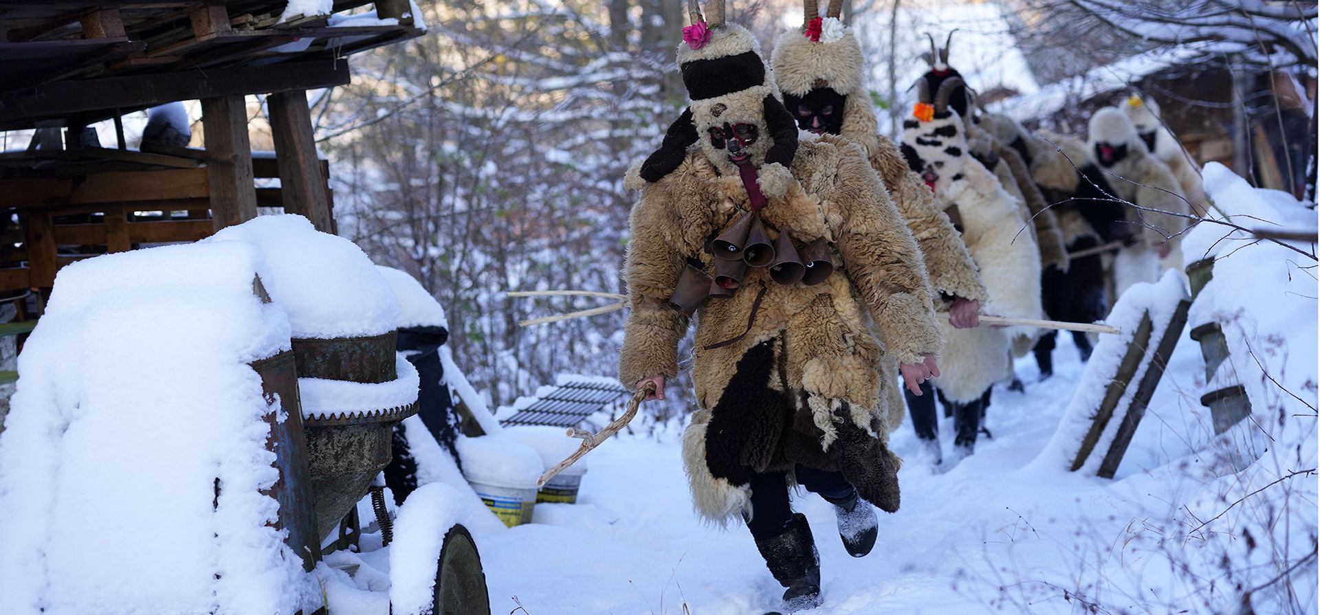 Participantes de la tradicional procesión de San Nicolás cerca del pueblo de Lidecko, República Checa, el domingo 3 de diciembre de 2023. Esta tradición prenavideña ha sobrevivido durante siglos en algunos pueblos de la parte oriental del país. (Foto AP/Petr David Josek) Participantes de la tradicional procesión de San Nicolás cerca del pueblo de Lidecko, República Checa, el domingo 3 de diciembre de 2023. Esta tradición prenavideña ha sobrevivido durante siglos en algunos pueblos de la parte oriental del país. (Foto AP/Petr David Josek)
