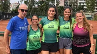 El presidente de la Federación Santafesina de Tenis, Jorge Capella, junto al equipo de mujeres de 1° Libre de Apur, que salió campeón. &nbsp;