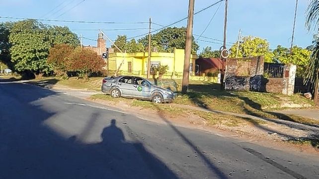 Paraná: remisero perdió el control del auto y terminó contra un poste de luz