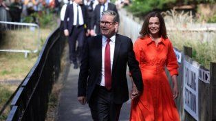 Reino Unido. El líder laborista Keir Starmer y su esposa. (EFE)