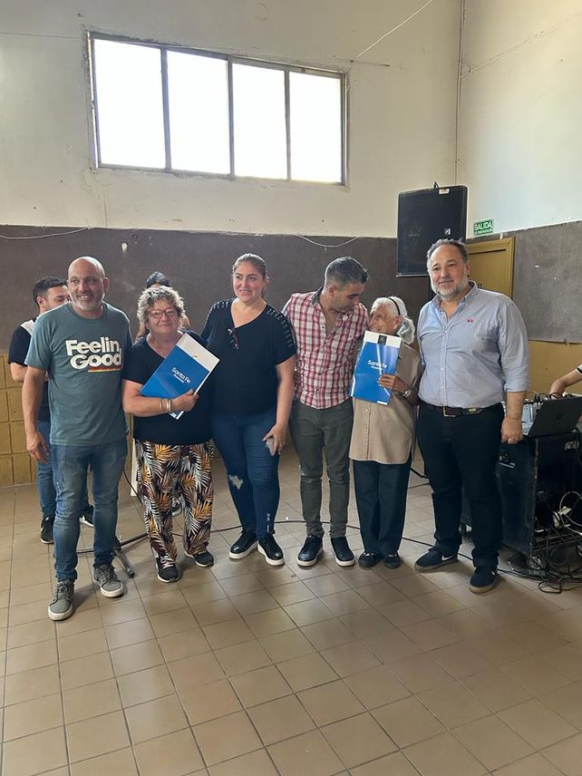 En conjunto. Los intendentes entregaron los títulos posesorios.
