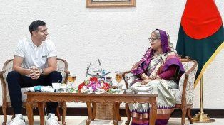 Dibu Martínez causa furor en Bangladesh 