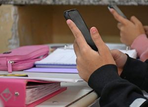 Seis de cada diez chicos de 8 años ya tienen celular propio: Santa Fe los prohibió en la primaria