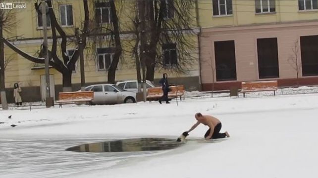 Salvó a un perro que se estaba ahogando en un lago congelado