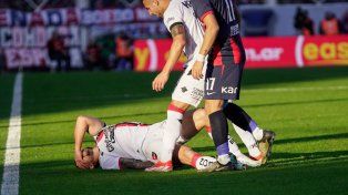 No va más. Armando Méndez quedó tendido y no puede seguir jugando.&nbsp;