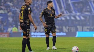 Mauro Zárate fue titular en Platense y fue silbado por los hinchas de Vélez.