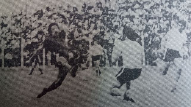 Mónaco toca la pelota antes que el arquero Leone y concreta el primer y único tanto para Central Córdoba.