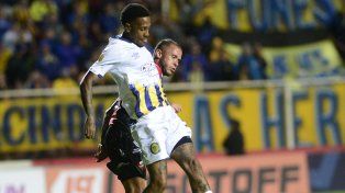 Esperan por sus gritos. Abel Hernández tuvo una chance que dio en el palo apenas entró ante Douglas y luego marró el penal.&nbsp;