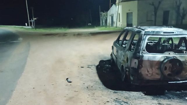 Una Ford EcoSport tomó fuego y se quemó completamente en la Curva de san Pedro