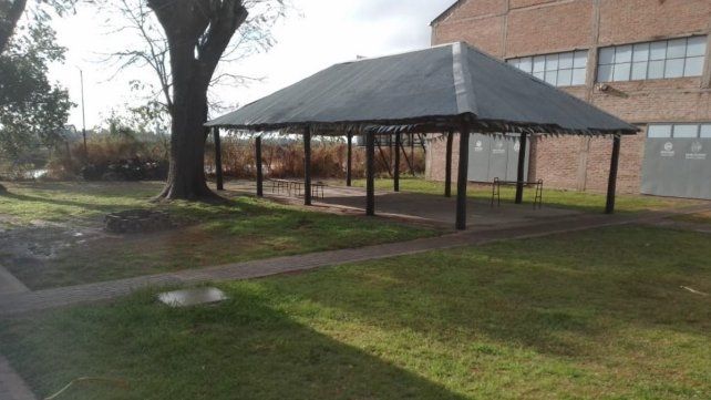 Operativos de descacharrado en instituciones educativas y deportivas de Santo Tomé para prevenir el dengue