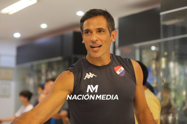 Roque Santa Cruz tiene 44 años y sigue jugando. El futbolista paraguayo viene de marcarle a Olimpia