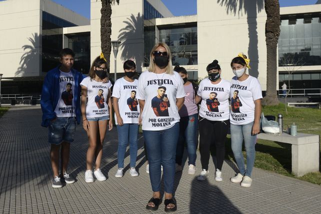 Familiares de Gonzalo Molina se manifestaron en el Centro de Justicia Penal de Rosario.