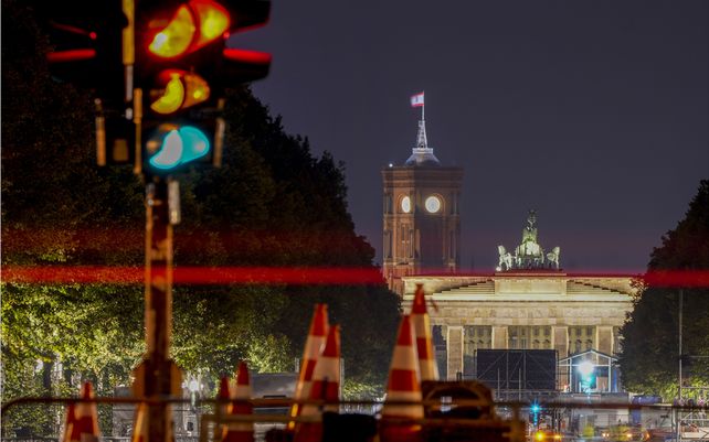 Semáforos en intermitente conducen a la Puerta de Brandenburgo en Berlín, Alemania, el lunes 27 de septiembre de 2021, un día después de las elecciones alemanas.