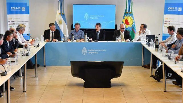 En horas del mediodía concluyó la reunión encabezada por el ministro de Economía