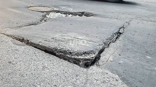 Un peligroso hundimiento en San Jerónimo 3500, a metros de Bulevar Pellegrini&nbsp;