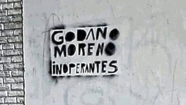 Pintadas en las inmediaciones de Colón apuntando a dos personas