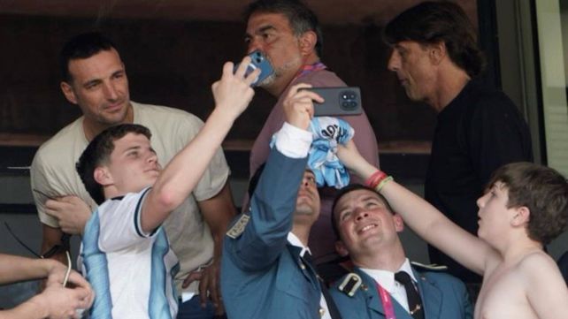 Lionel Scaloni se saca foto con chicos y grandes