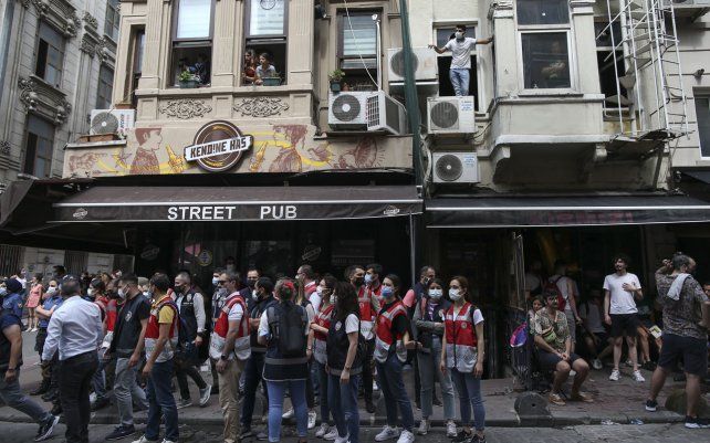 La policía turca asegura el área después de que dispersaron a los activistas que intentaban celebrar un evento de orgullo en el centro de Estambul.