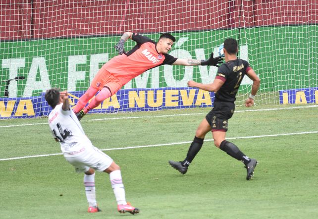Morales no llega a tapar el tiro de Palacios. Fue en la caída de Lanús ante Newells por 4-2 en 2020.