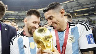 Di María y Messi con la Copa del Mundo. Los rosarinos fueron elogiados por Menotti.