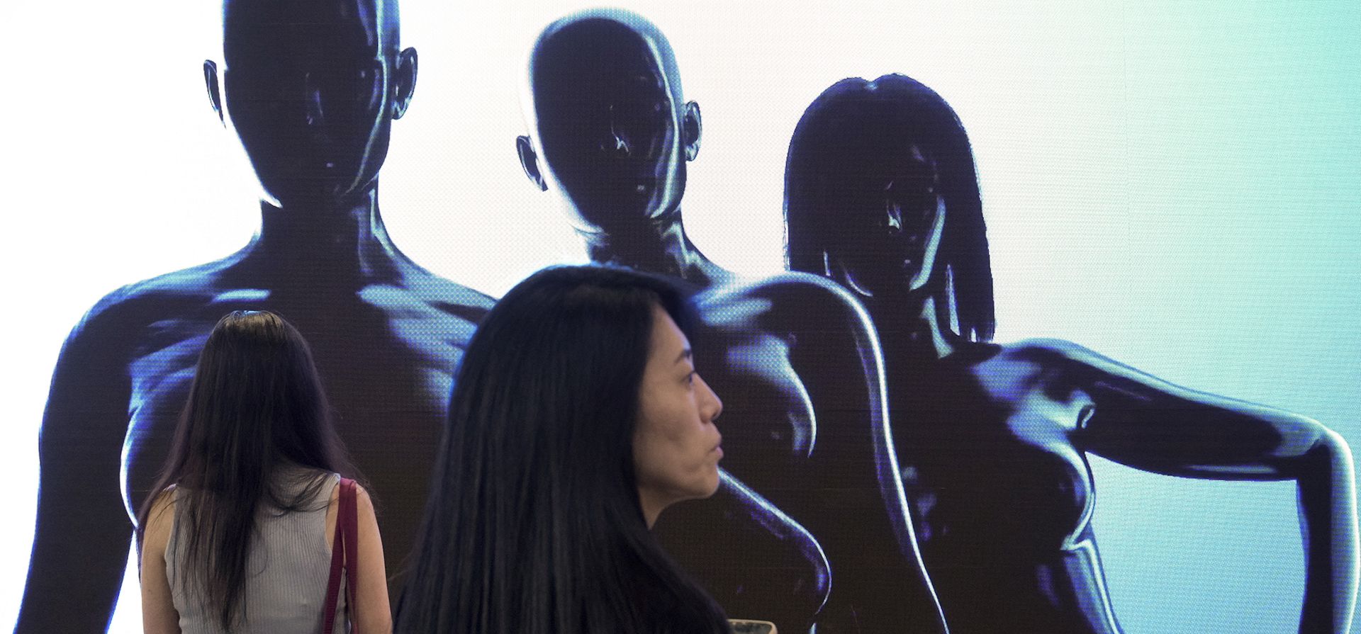 Mujeres pasan frente a una pantalla gigante en la feria Vivatech en París, Francia, el miércoles 14 de junio de 2023. (Foto AP/Thibault Camus) Mujeres pasan frente a una pantalla gigante en la feria Vivatech en París, Francia, el miércoles 14 de junio de 2023. (Foto AP/Thibault Camus)