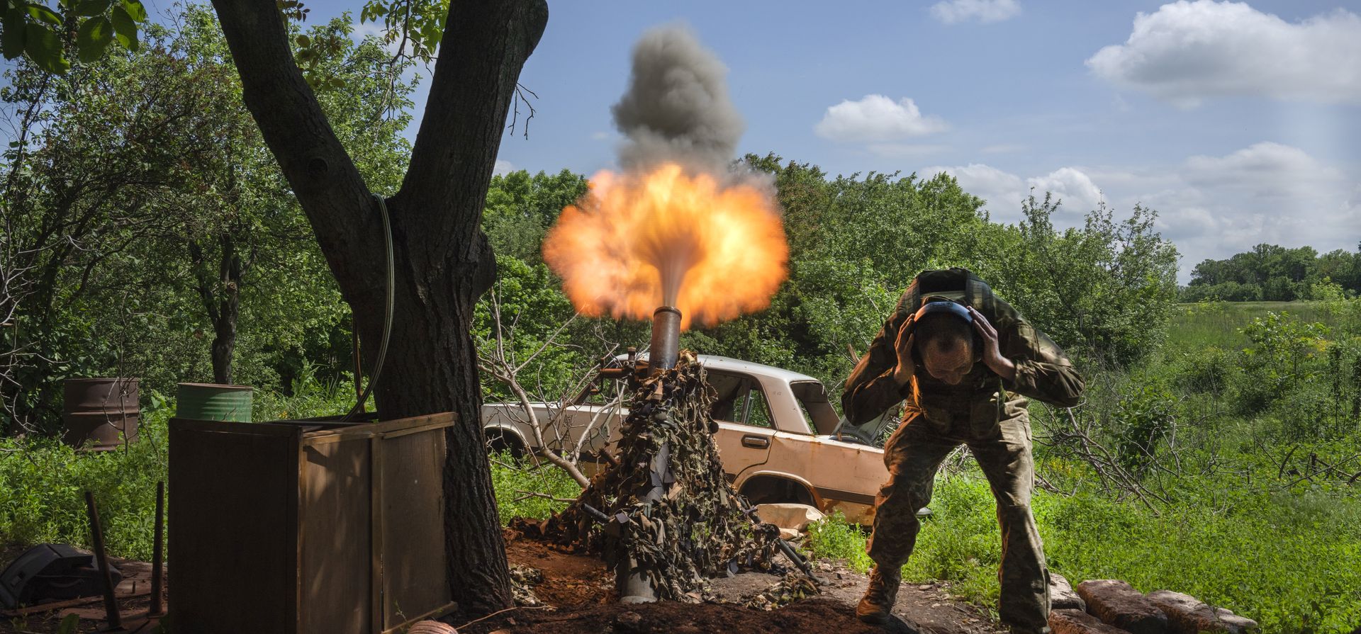 Un soldado ucraniano dispara un mortero contra posiciones rusas en la línea del frente cerca de Bakhmut, región de Donetsk, Ucrania, el lunes 29 de mayo de 2023. (Foto AP/Efrem Lukatsky) Un soldado ucraniano dispara un mortero contra posiciones rusas en la línea del frente cerca de Bakhmut, región de Donetsk, Ucrania, el lunes 29 de mayo de 2023. (Foto AP/Efrem Lukatsky)