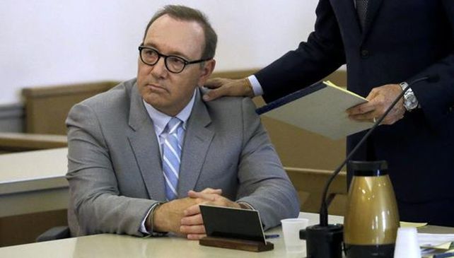 Kevin Spacey admitió que planea presentarse voluntariamente ante los tribunales del Reino Unido para defenderse de cuatro cargos de agresión y abuso sexual.&nbsp;