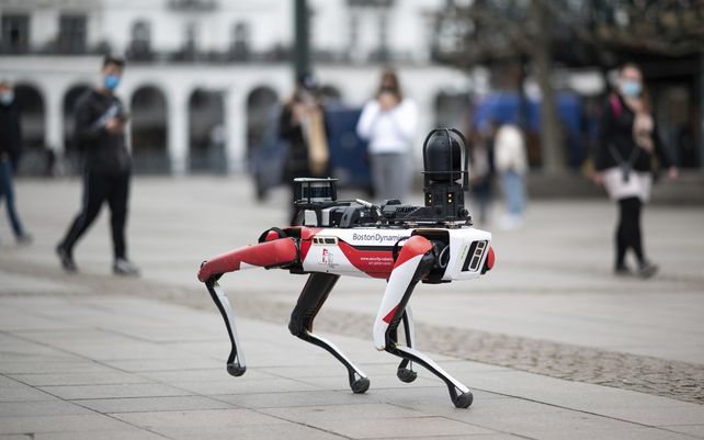 El robot Spot de la empresa estadounidense Boston Dynamics cruza el Rathausmarkt durante una presentación pública en Hamburgo