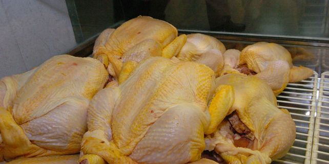 La baja del poder adquisitivo llevó a los consumidores a reemplazar la carne vacuna por la de pollo.