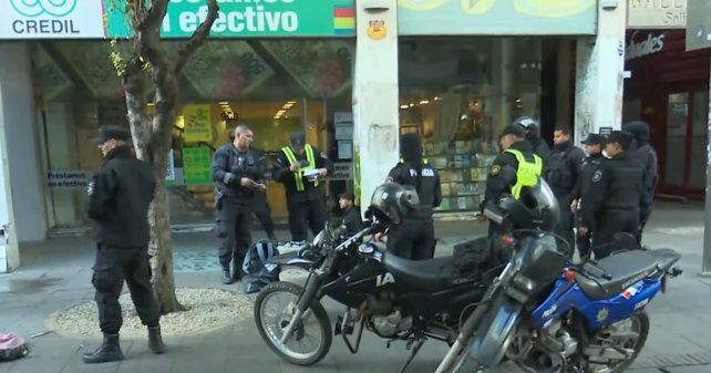 Vendedores ambulantes se enfrentaron a facazos en plena peatonal Córdoba