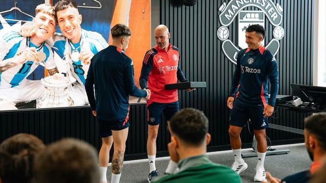 Garnacho y Lisandro Martínez son felicitados por el técnico l neerlandés Erik Ten Hag.