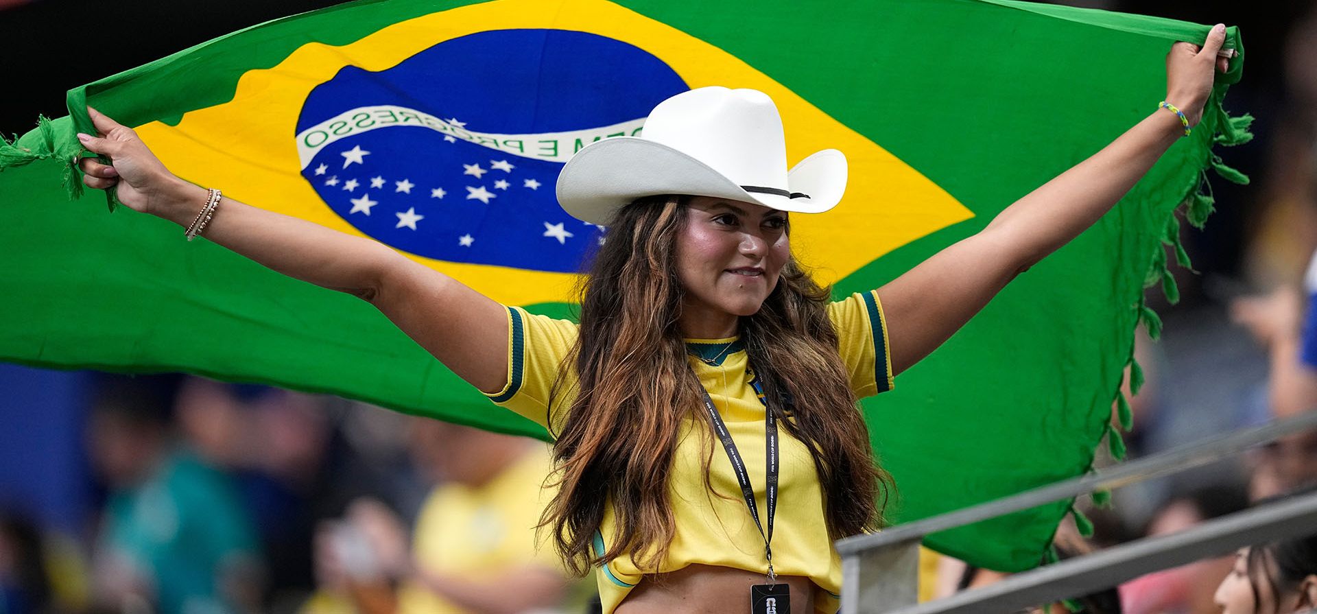 Una fan sostiene una bandera de Brasil antes del partido de dieciseisavos de final del Mundial de fútbol entre Brasil y Japón en Houston, el lunes 29 de junio de 2026. (Foto AP/Ashley Landis) Una fan sostiene una bandera de Brasil antes del partido de dieciseisavos de final del Mundial de fútbol entre Brasil y Japón en Houston, el lunes 29 de junio de 2026. (Foto AP/Ashley Landis)