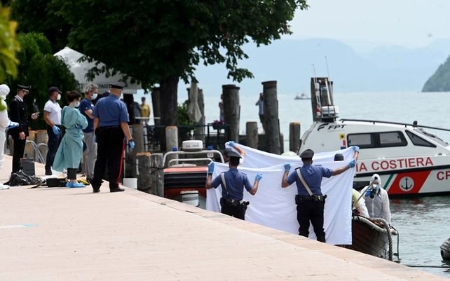 La policía forense inspecciona un barco mientras investigan a dos turistas alemanes de Múnich por una colisión de barcos que mató a un hombre y una mujer italianos
