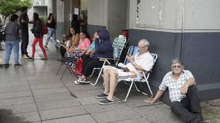 El panorama en Rosario Norte. Gente haciendo cola para comprar pasajes para viajar a Mar del Plata en tren.