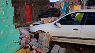 Una conductora perdió el control de su auto y derrumbó el muro del club Libertad de Concordia.&nbsp;