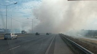 Sofocaron un incendio de pastizales de grandes dimensiones sobre Circunvalación