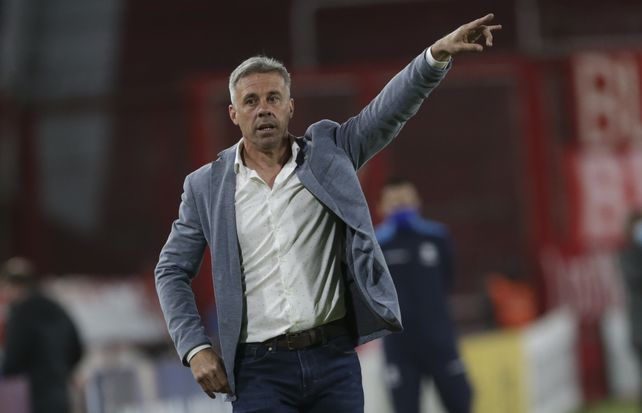 El técnico del Decano, Lucas Pusineri, convirtió al José Fierro en una fortaleza.